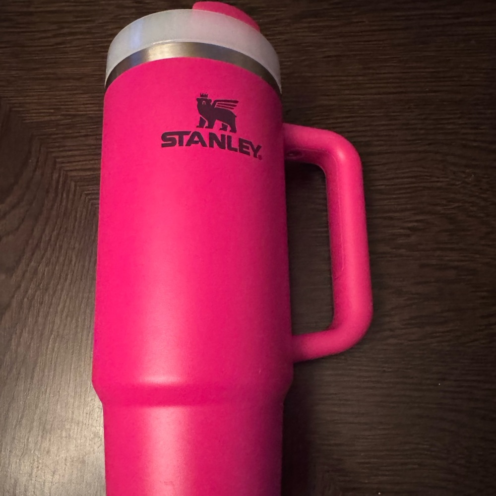 Stanley cup, 30
Oz, used but great condition. One tiny scratch on Back